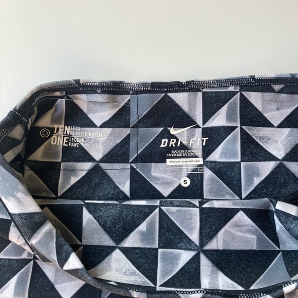 Nike Dri Fit Triangle Geo Print Cropped Leggings Ladies Small Gray Black - Picture 3 of 3